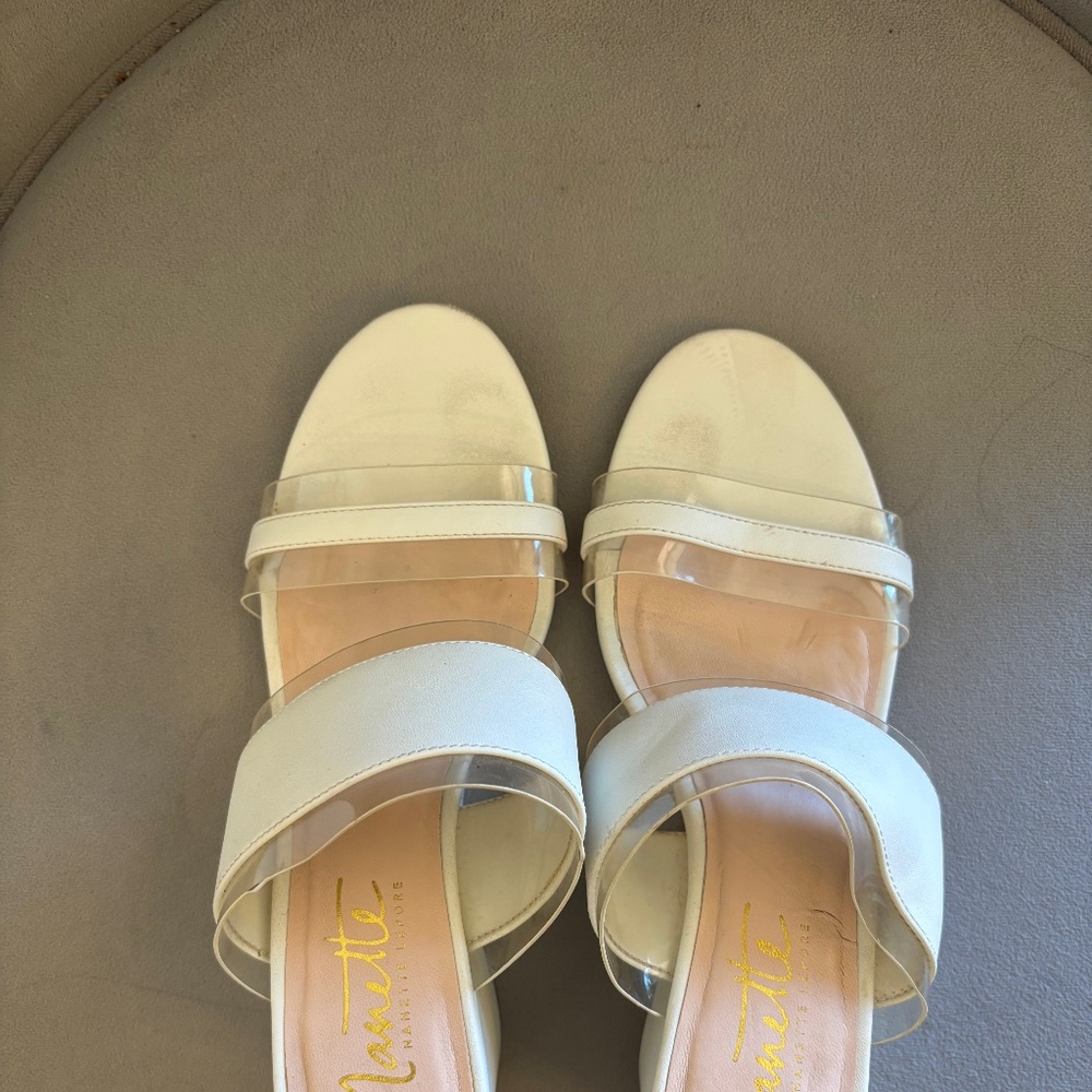 COMFORTABLE AND CLASSIC NANETTE LEPORE WHITE WEDGE SANDALS